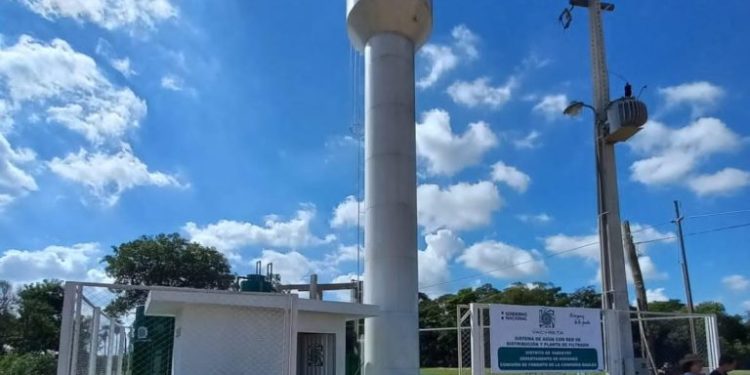 Gobierno instala tanque y red de distribución de agua potable para 50 familias de Misiones