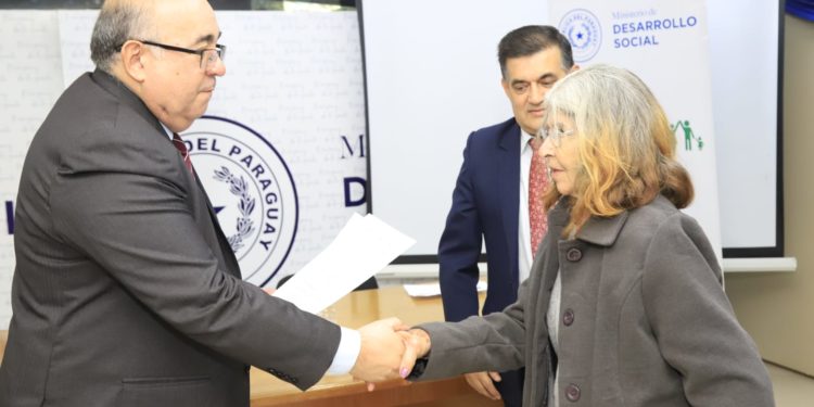 Familias de territorios sociales de Villa Hayes regularizan sus inmuebles Familias de territorios sociales de Villa Hayes regularizan sus inmuebles