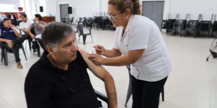 Cerca de 520.000 personas ya vacunaron contra la influenza y covid mediante la campaña que sigue vigente