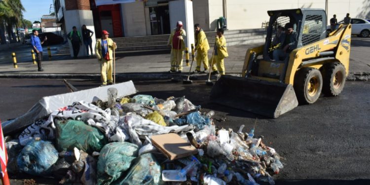 Municipalidad de Asunción encaró una intensa jornada de limpieza en las avenidas que habían sido ocupadas por manifestantes