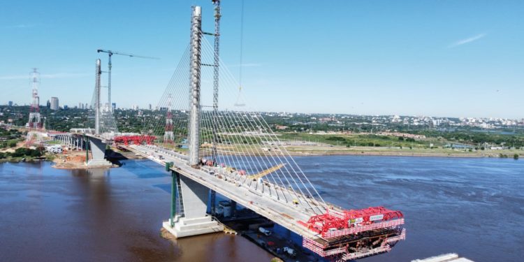 Realizan hormigonado de las últimas dovelas del puente Héroes del Chaco Realizan hormigonado de las últimas dovelas del puente Héroes del Chaco