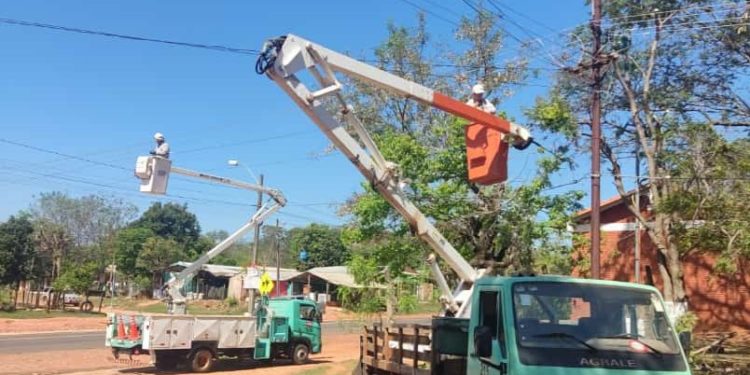 ANDE reparó 929 artefactos de alumbrado público y montó 101 nuevos transformadores a nivel país ANDE reparó 929 artefactos de alumbrado público y montó 101 nuevos transformadores a nivel país