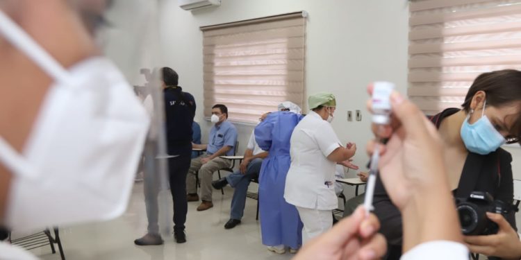 Alertan sobre aumento de casos de covid-19 en el personal de salud