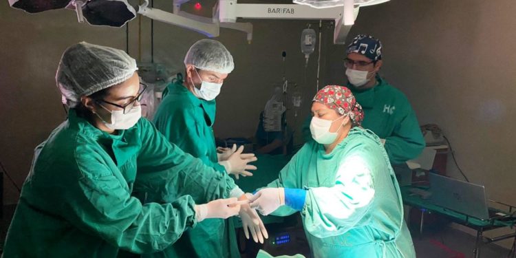 Hospital de Clínicas realiza implante coclear a paciente con sordera progresiva