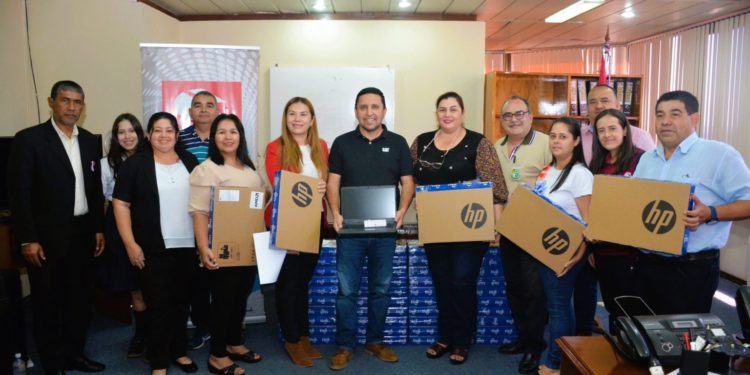 Instituciones educativas de Central recibieron notebook con conectividad gratuitas Instituciones educativas de Central recibieron notebook con conectividad gratuitas