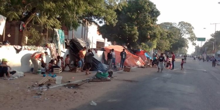 Nativos de Caaguazú enfrentan el frío apostados frente al INDI reclamando asistencia