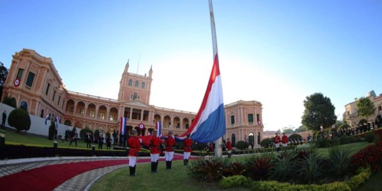 Se realizó el izamiento de la bandera por los 212 años de Independencia