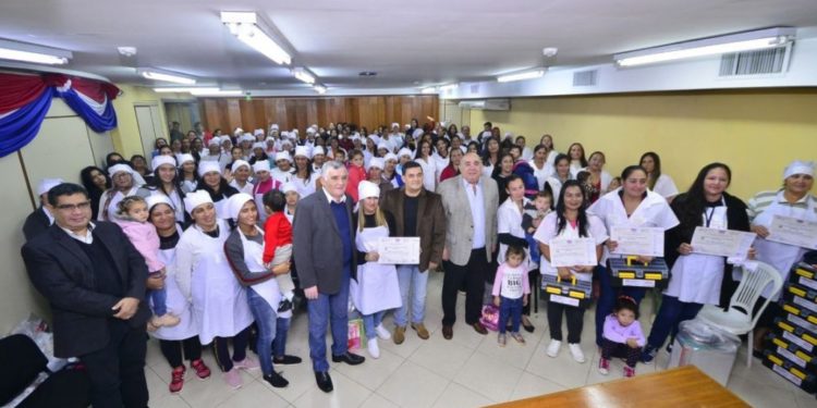 Mujeres de territorios sociales recibieron certificados y kits para desarrollo de oficios