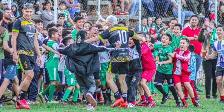 ¡Furor! Julio Enciso disputó un partido benéfico en Caaguazú ¡Furor! Julio Enciso disputó un partido benéfico en Caaguazú