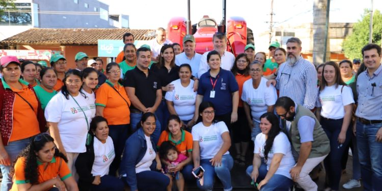 Ministerio de Agricultura y Ganadería benefició con implementos agrícolas a productores de Arroyos y Esteros