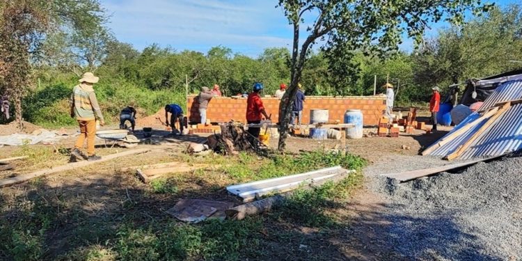 Inician construcción de viviendas para el reasentamiento de familias indígenas