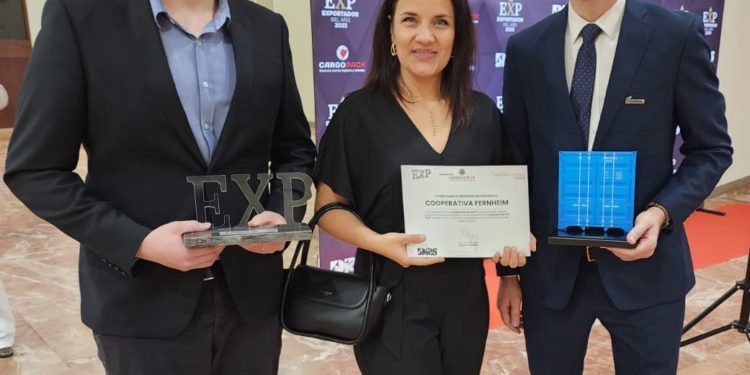 Cooperativa Fernheim recibió el premio “Exportador del Año 2023” en el sector de sésamo Cooperativa Fernheim recibió el premio “Exportador del Año 2023” en el sector de sésamo