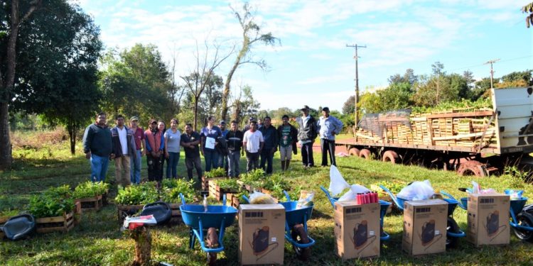 Caaguazú: Familias de la Comunidad Indígena Pindo’i reciben asistencia por parte del INDI
