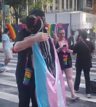 Pastor argentino se pone a dar abrazos en la Marcha del Orgullo LGBTI en Brasil Pastor argentino se pone a dar abrazos en la Marcha del Orgullo LGBTI en Brasil