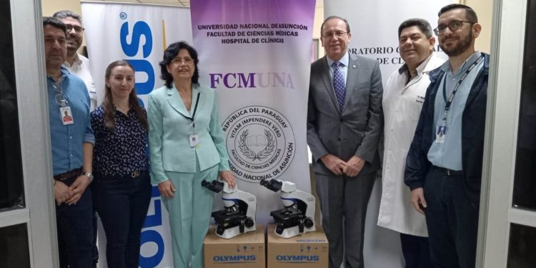 Itaipú dona cuatro microscopios al Laboratorio Central del Hospital de Clínicas