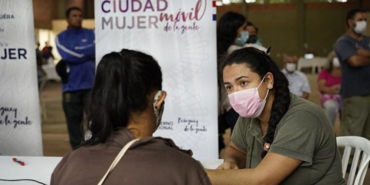 Ciudad Mujer Móvil llegó al barrio Zeballos Cué y asistió a casi 200 personas