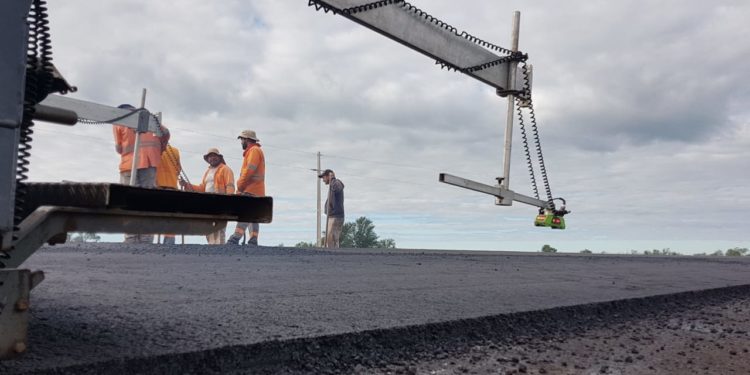 Realizan concreto asfáltico cubre los primeros 9 km de la Ruta de la Leche