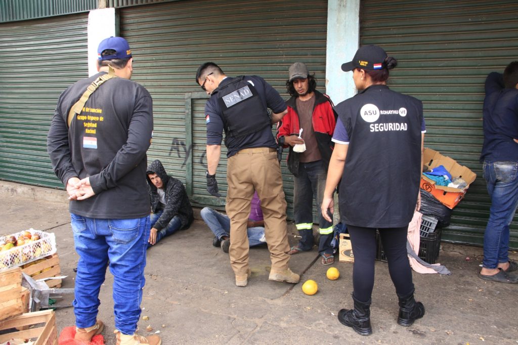Detienen a 12 personas e incautan droga en el Mercado de Abasto Detienen a 12 personas e incautan droga en el Mercado de Abasto