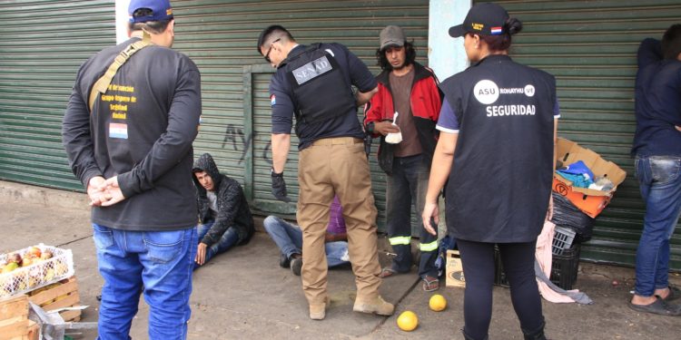 Detienen a 12 personas e incautan droga en el Mercado de Abasto Detienen a 12 personas e incautan droga en el Mercado de Abasto