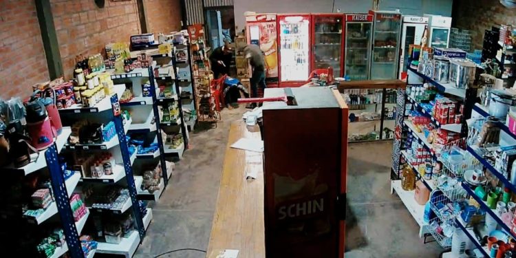 Violento asalto en un local comercial de Tte. Martínez