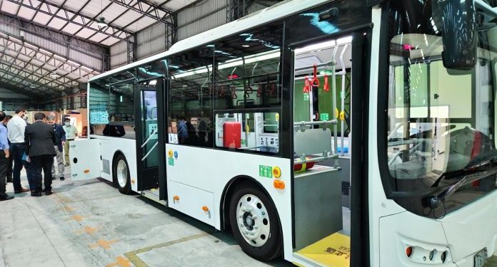 Autoridades y empresarios analizan la posibilidad de producir buses eléctricos en el país  
