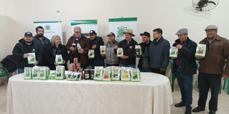 Yacyreta hizo entrega de semillas a productores de Itapúa