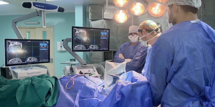 El primer neuronavegador en funcionamiento en el Hospital Pediátrico “Niños de Acosta Ñu”