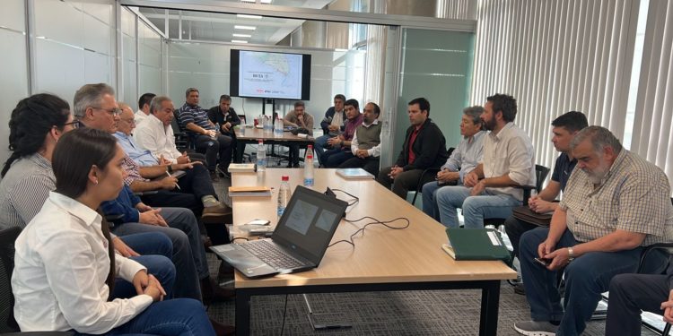 Socializan obras de la ruta PY12 con ganaderos y empresas contratistas