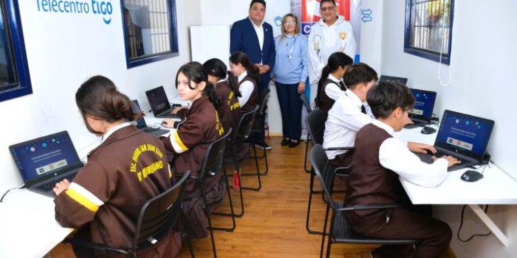 Conatel dona un telecentro equipado para el desarrollo académico de los estudiantes.