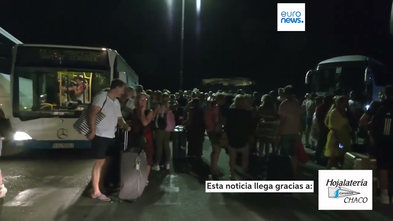 Miles de evacuados por un gran incendio fuera de control en la isla de Rodas