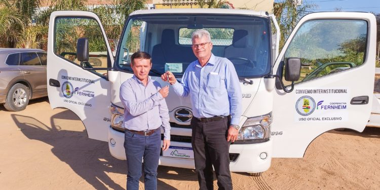 Cooperativa Fernheim contribuyó con la Municipalidad de Filadelfia mediante la donación de un camión de carga