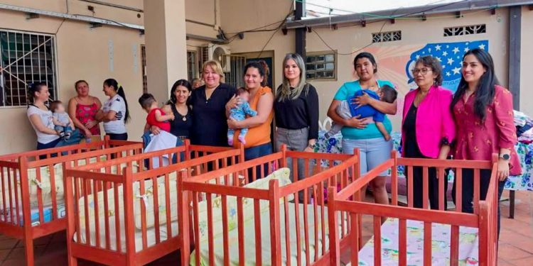 Entrega de cunas, abrigos y juguetes en el Buen Pastor