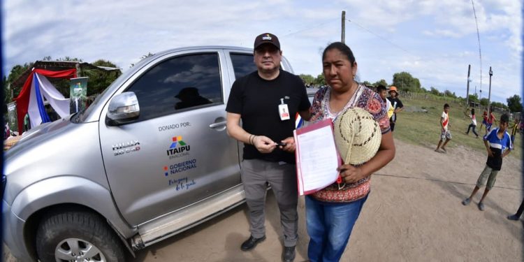 Itaipú Binacional hace entrega de una camioneta y una embarcación a comunidad indígena de Alto Paraguay