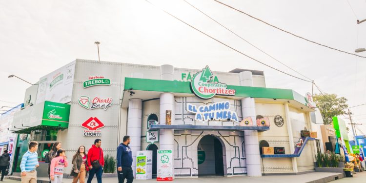 Cooperativa Chortitzer es coronada como el «Mejor Stand de la Industria Nacional» en la Expo Mariano Roque Alonso