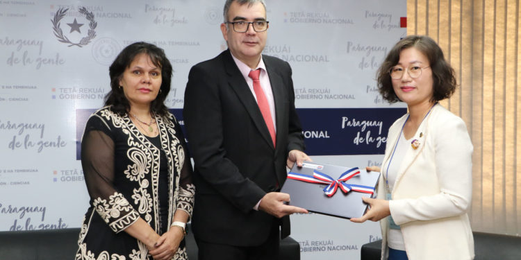 Oficina de Educación de Corea del Sur donó notebooks e impartirá una capacitación a docentes en el uso de las TIC