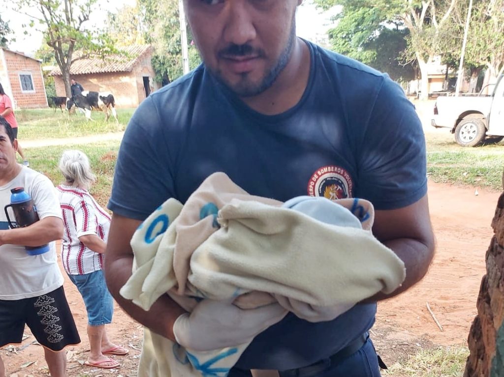 Bomberos Voluntarios de Ypané rescatan a bebé abandonado Bomberos Voluntarios de Ypané rescatan a bebé abandonado