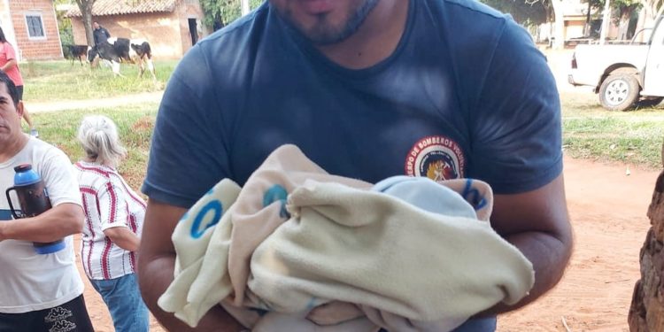 Bomberos Voluntarios de Ypané rescatan a bebé abandonado Bomberos Voluntarios de Ypané rescatan a bebé abandonado