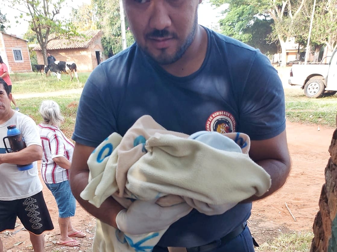 Bomberos Voluntarios de Ypané rescatan a bebé abandonado