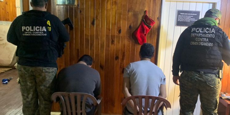 Agentes policiales arrestan a presuntos piratas del asfalto en Ciudad del Este