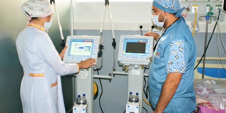 Plantean regular la carga horaria laboral de médicos de 12 horas