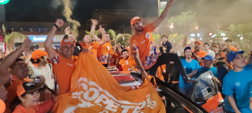 ¡Fiesta total! Los campeones del TCR llegaron a la rampa de premiación de Plaza Madero 