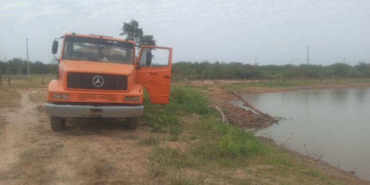 MOPC asiste con agua a familias indígenas Enxet 