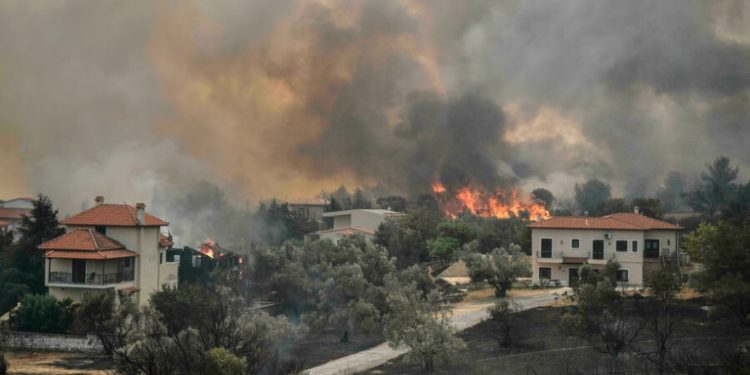 En Grecia persiste la ola de calor y siguen evacuando a más personas por los incendios forestales