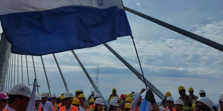 Trabajadores celebraron unión física del Puente Héroes del Chaco siendo los primeros en cruzar a pie