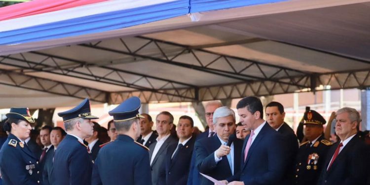 Carlos Benítez asume la Comandancia de la Policía Nacional y reafirma su compromiso de mejorar la institución Carlos Benítez asume la Comandancia de la Policía Nacional y reafirma su compromiso de mejorar la institución