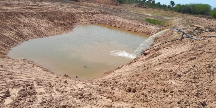 Municipalidad de Fuerte Olimpo realiza limpieza y aumenta caudal de tajamares de Toro Pampa