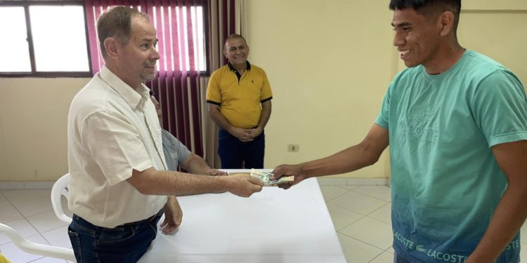 Más de 50 estudiantes de Boquerón resultaron beneficiados con becas por parte de la Gobernación