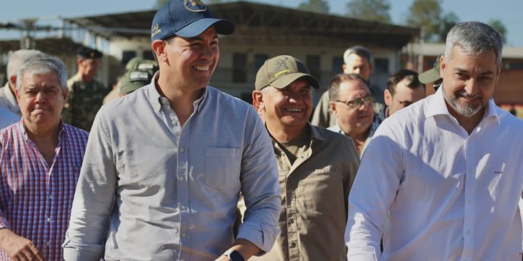 Santiago Peña y futuro Min. del Interior Enrique Riera visitan la sede del Comando de Operaciones de la FTC