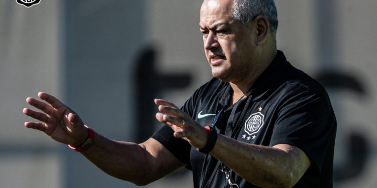 Francisco Arce planifica la estrategia para el juego ante Fluminense