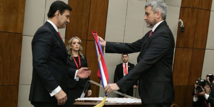 Mario Abdo Benítez entregó los atributos presidenciales